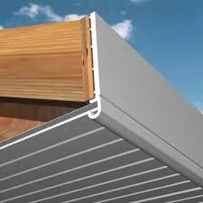 Détail en coupe d’un habillage blanc de planche de rive et d’un lambris sous toiture.